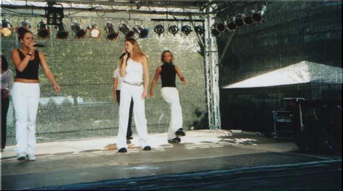 Kim und Katrin whrend ihrer Live-Performance